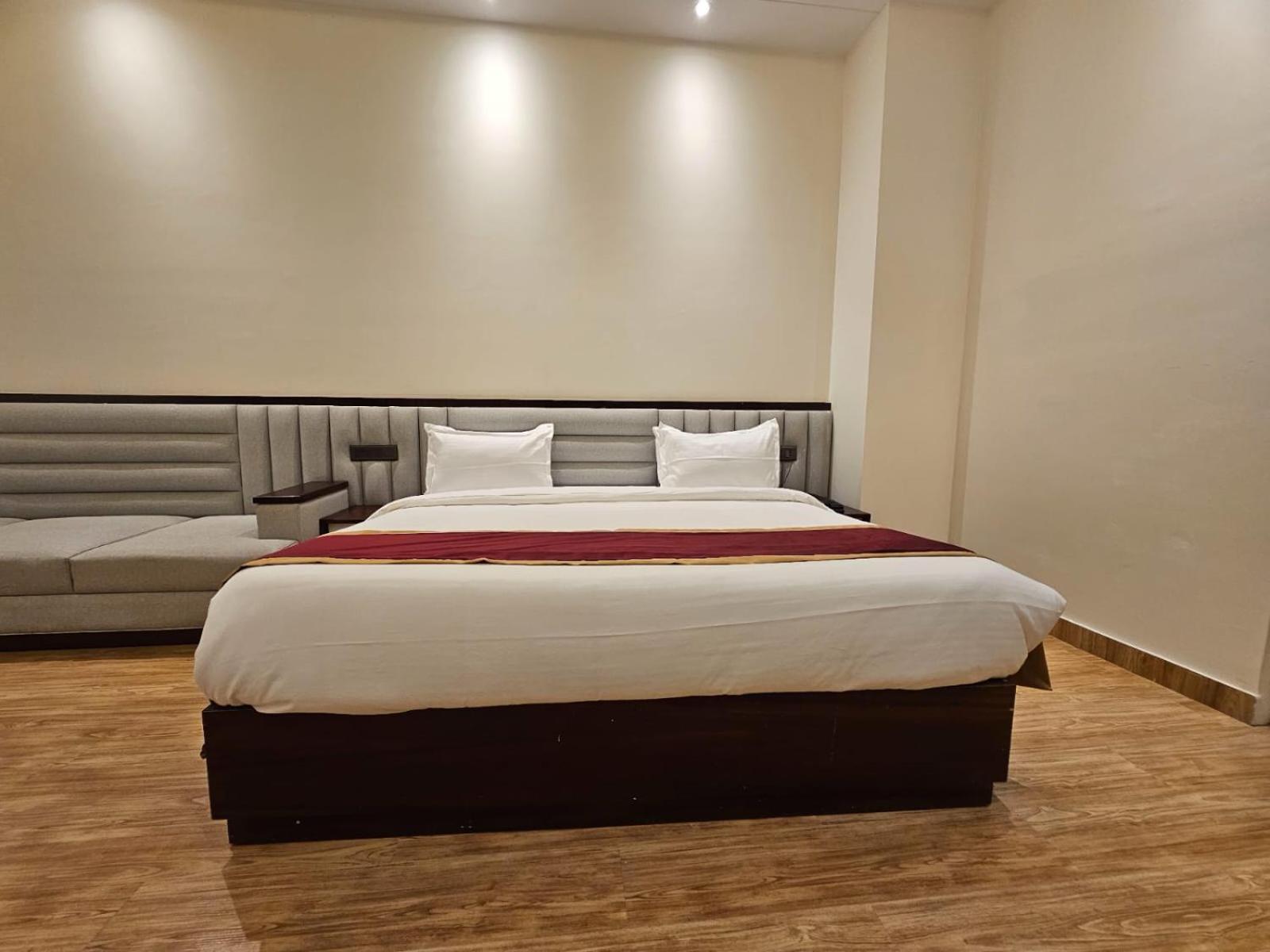 Hotel Elara Dehradun Buitenkant foto